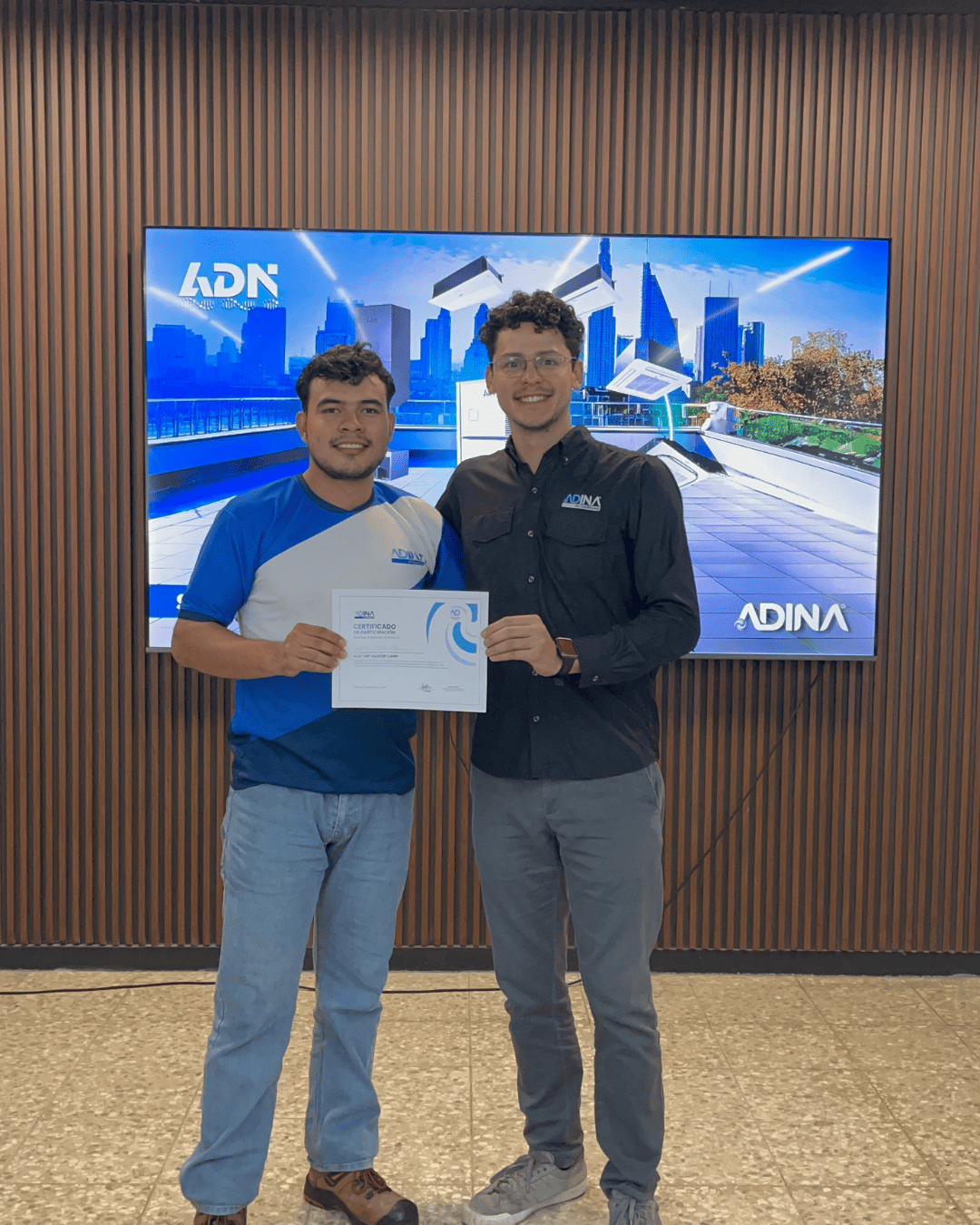 Entrega de certificado de participación en capacitación técnica ADINA